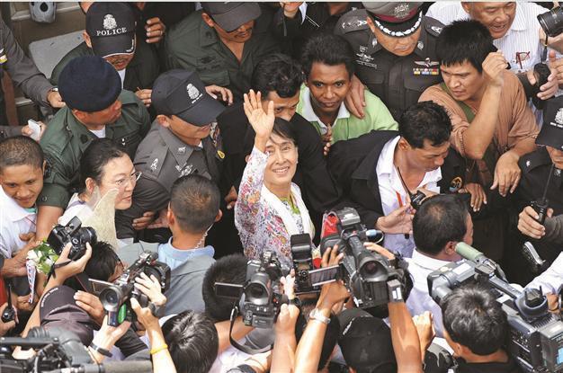 Suu Kyi on historic trip abroad
