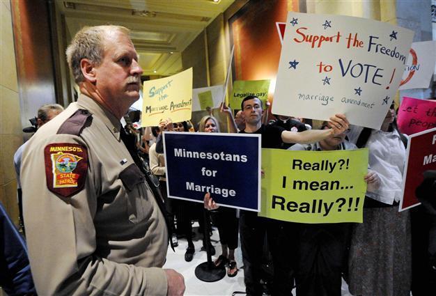 Lawsuits challenge Illinois gay marriage ban