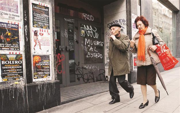 Spain economy falls back into recession