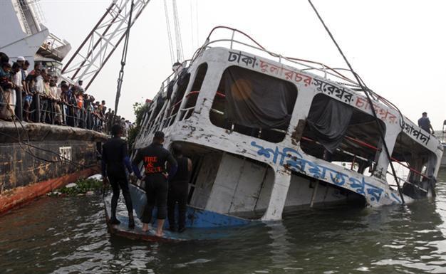 Indian ferry with 250 aboard sinks, 50 safe: police