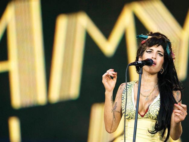 Winehouses family to sell singers London home