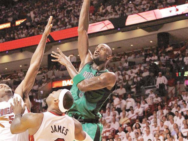 Heat overcome stellar Rondo, take 2-0 lead