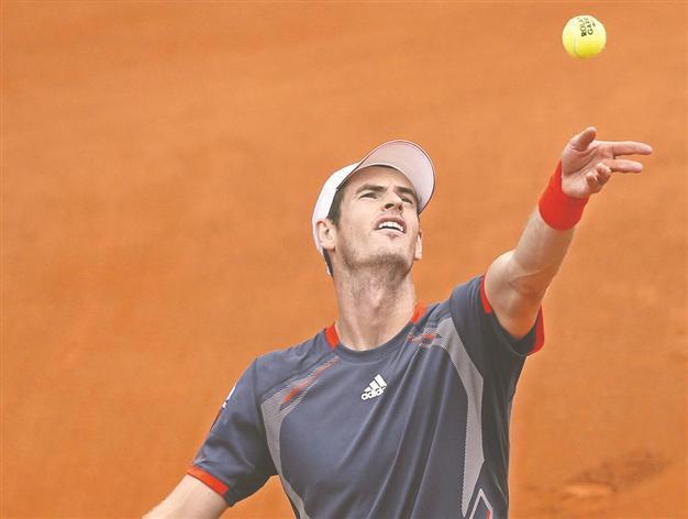 Murray advances despite bad back at French