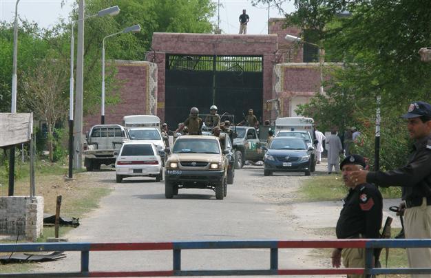 30 escape in Taliban prison break: officials