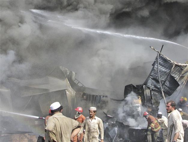 Bomb blast kills 19 on Pakistan bus: police
