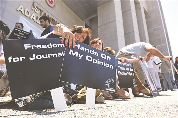 Journalists, unions stand watch for jailed colleagues in Turkey