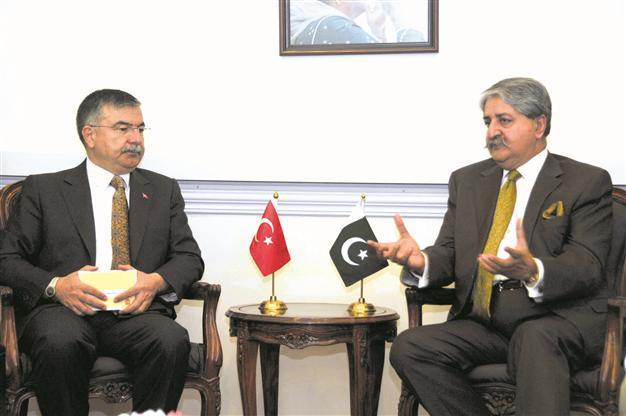 Defense Minister Yılmaz in Pakistan to boost ties