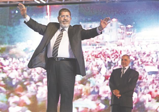 Egypt’s Morsi leads in expatriate runoff vote