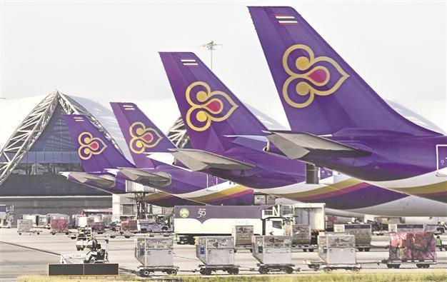 Global airline profits thin this year due to oil prices and crisis