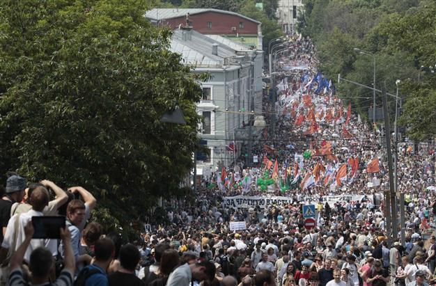 10,000 start anti-Putin march in Moscow: police