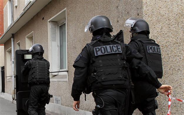 Angry police demonstrate in Paris over colleagues charge