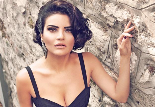 Göksel woos fans at Jolly Joker in Istanbul