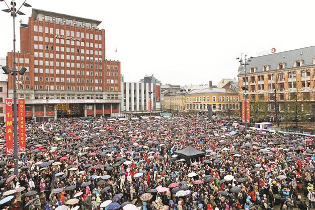 Thousands defy Breivik with music