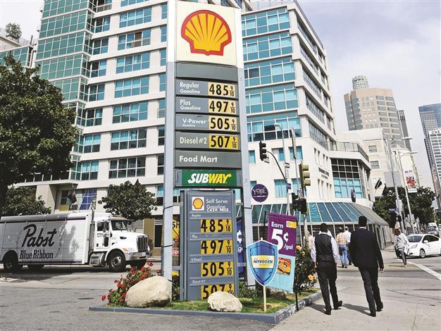 Oil production boom helps Shell beat earnings forecast