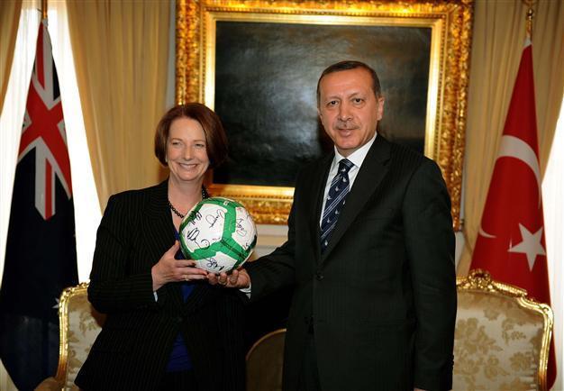 Australian, Turkish prime ministers play football