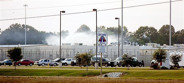 US prison guard dies, others hurt in disturbance