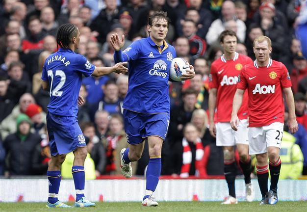 Everton shocks United as draw revives race