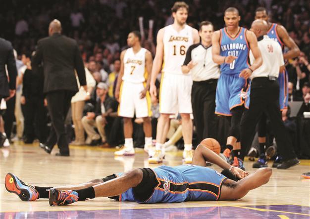 Lakers’ World Peace ejected for elbow smash on Harden