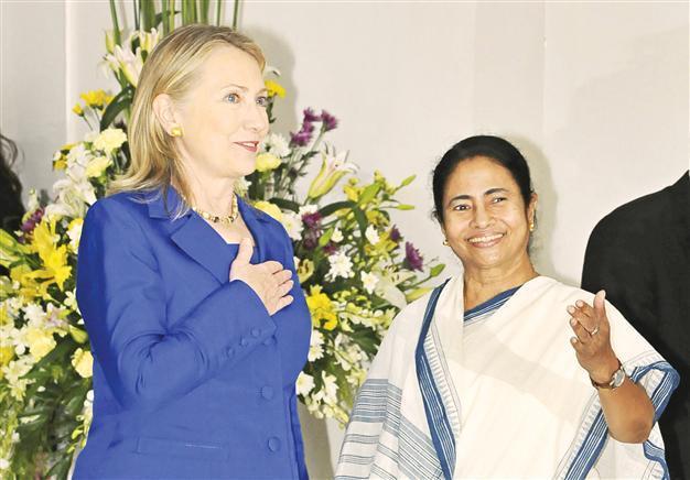 Clinton presses India to cut Iran oil imports