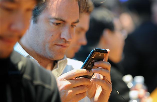 US drivers see texting risks but still do it: survey