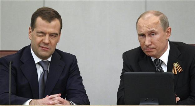 Putin, Medvedev seal Kremlin-PM job swap