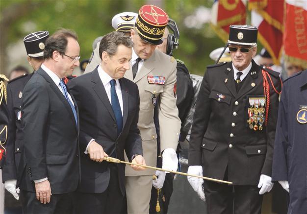 Hollande, Sarkozy show rare unity in ceremony
