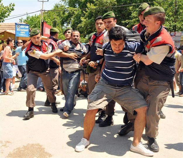 Hotel owners protest Çıralı demolitions