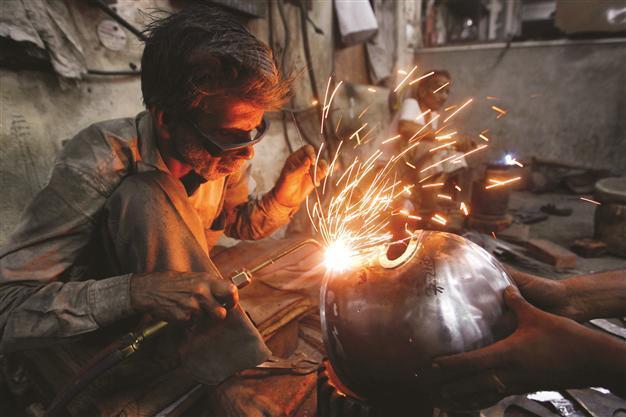 India keeps key interest rate stable despite slowing growth