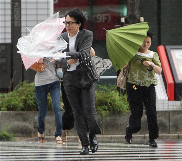 Powerful typhoon hits Japan