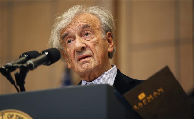 Holocaust survivor Wiesel returns Hungarian honour