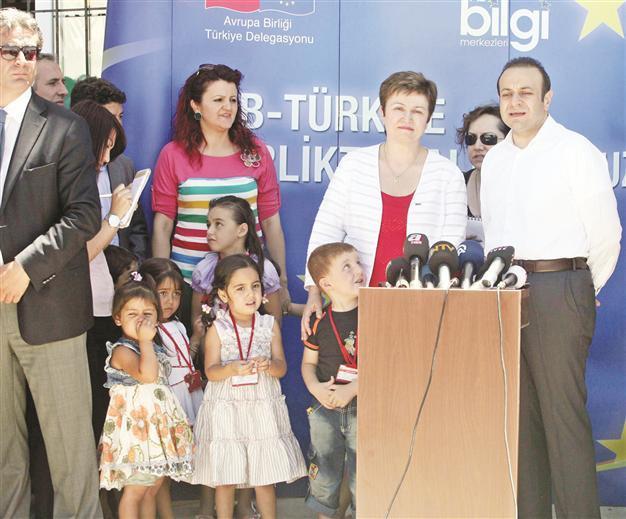 EU Minister Bağış visits refugee camp