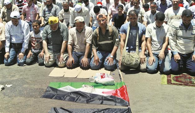 Tensions high in Egypt as poll results delayed