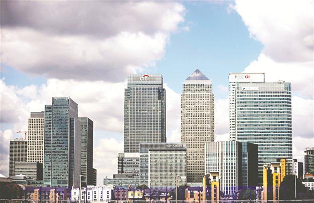 Moody’s lowers credit rating for large banks
