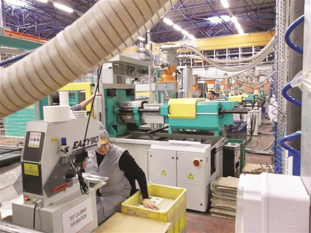 Capacity utilization rate, confidence down in May