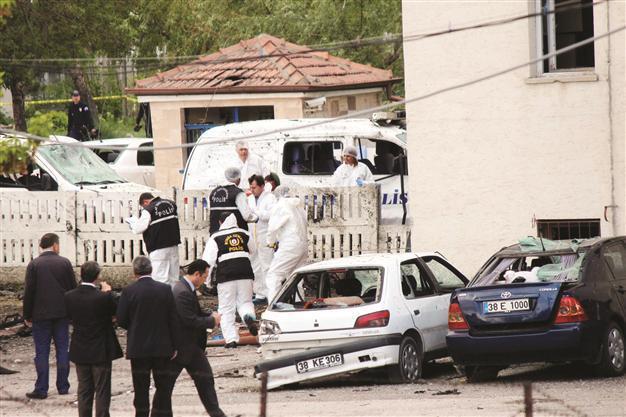 Suicide bomber attack kills 1 police, 17 injured in Turkey