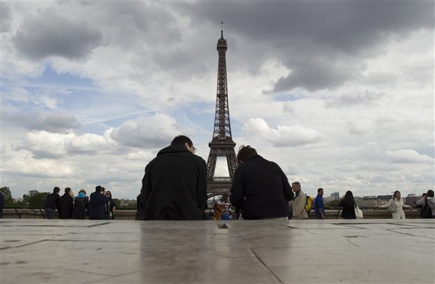 Man dies after jumping from Eiffel Tower