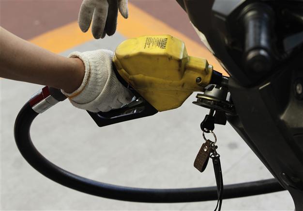 Oil prices climb amid weak demand outlook