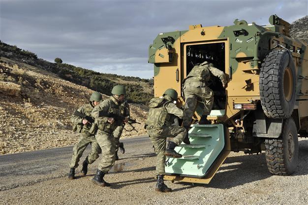 Turkey sends military convoy to Syrian border