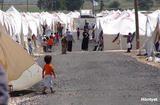 Turkey sends military convoy to Syrian border