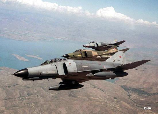 Turkey sends military convoy to Syrian border