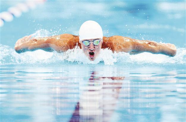Lochte edges Phelps in 400m medley