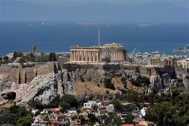 Man jumps off Acropolis in apparent suicide bid