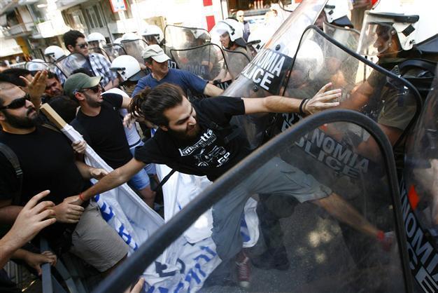 Greeks clash with police as Turkish party head visits Thessaloniki