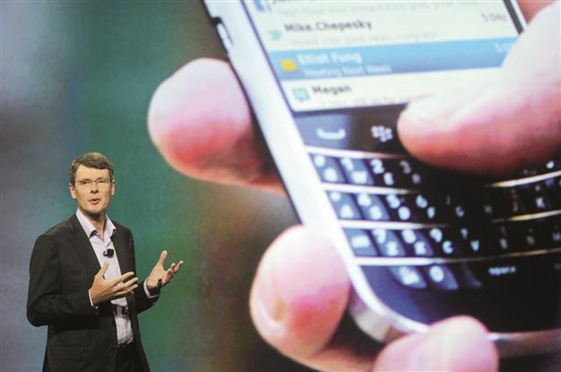 RIM to cut 5,000 jobs, delay new phone launch