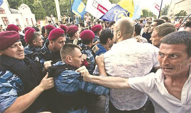 Brawls erupt as Ukraine passes language bill