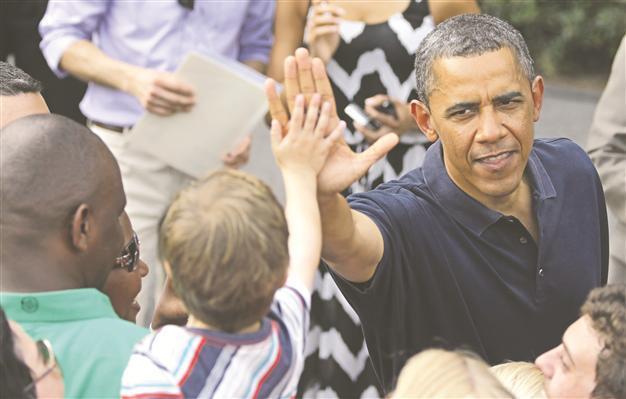 Obama climbs back on the campaign bus to hunt vote