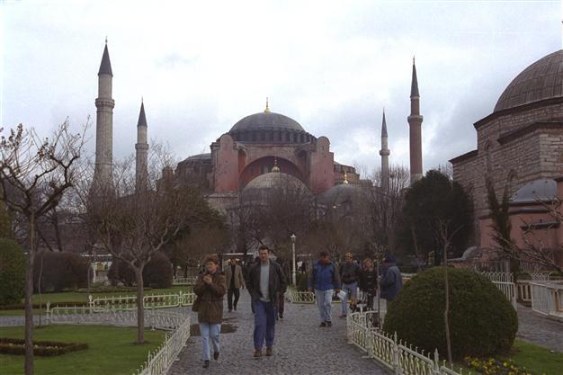 The number of tourists visiting Istanbul peaks