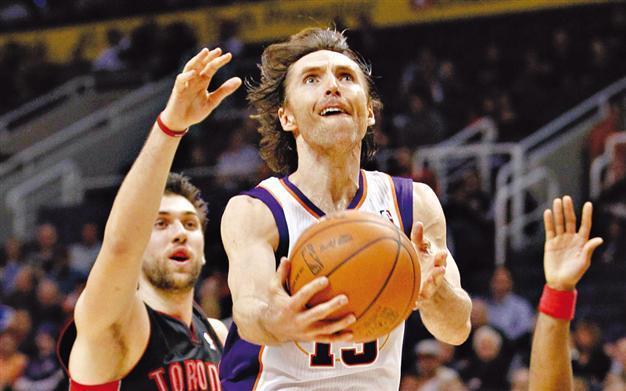 Two-time MVP Nash goes to LA Lakers in major deal