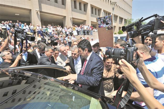 Mayor demands freedom for staff