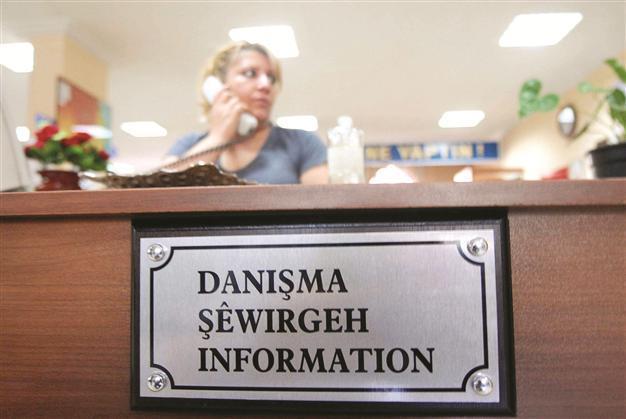 Top court rules for bilingual party signs